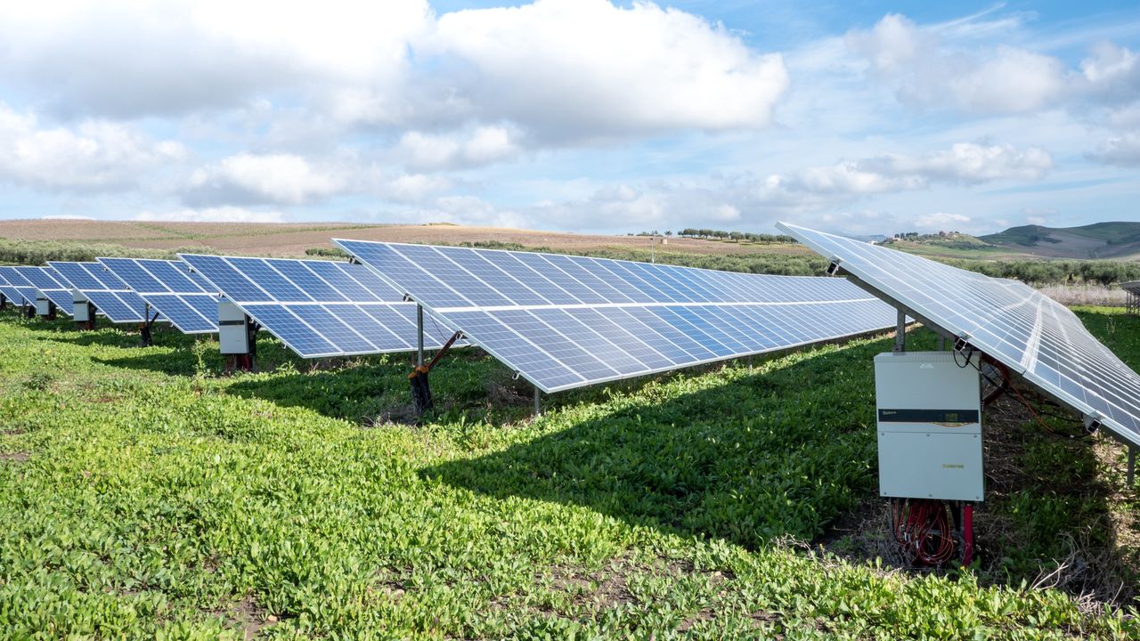 Instalacja fotowoltaiczna na gruncie. Fotowoltaika zapewnia zieloną energię