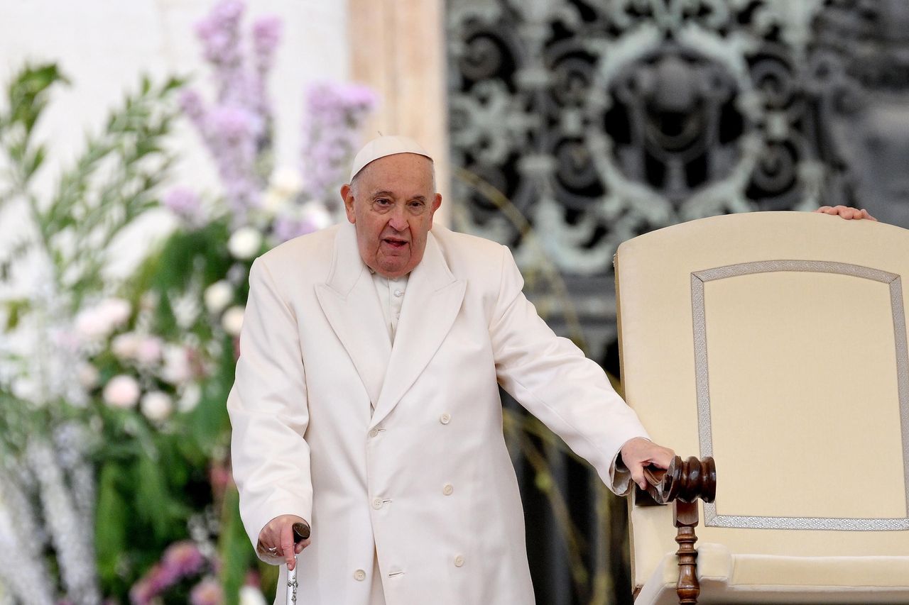 Pope Francis outlines modest final wishes, opts for simple burial