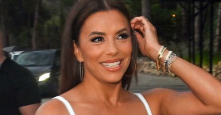 Wskoczyła w wiązane bikini. Paseczki "wyszły" na pierwszy plan