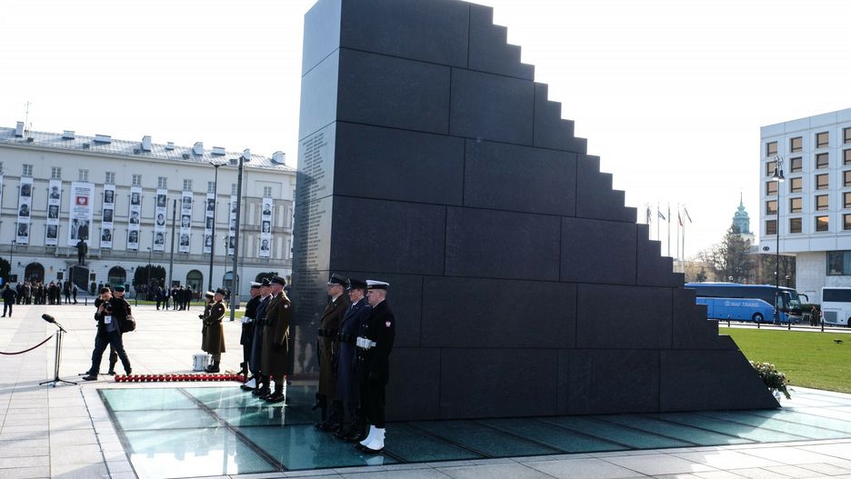 Obchody 9. rocznicy katastrofy smole?skiej.Fot. Mateusz Grochocki/East News, Warszawa, 10.04.2019. Obchody 9. rocznicy katastrofy smolenskiej. Zlozenie kwiatow przed pomnikiem prezydenta Lecha Kaczynskiego i przed Pomnikiem Ofiar Tragedii Smolenskiej 2010 roku, na placu Pilsudskiego.Mateusz Grochocki
