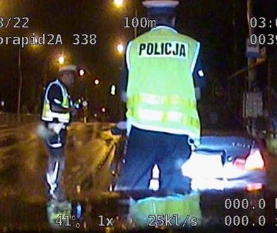 Godzina 2:57 w nocy, w radiowozie już na niego czekali. Teraz słono zapłaci