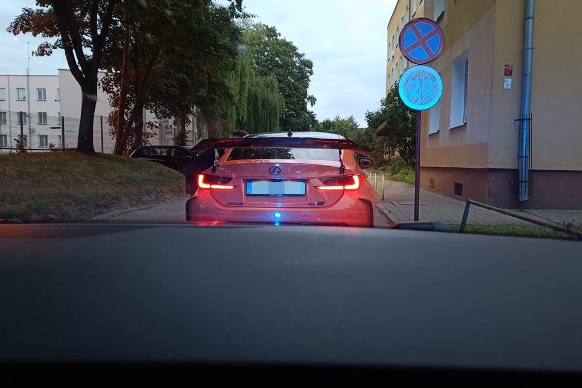 Lexus zatrzymany do kontroli