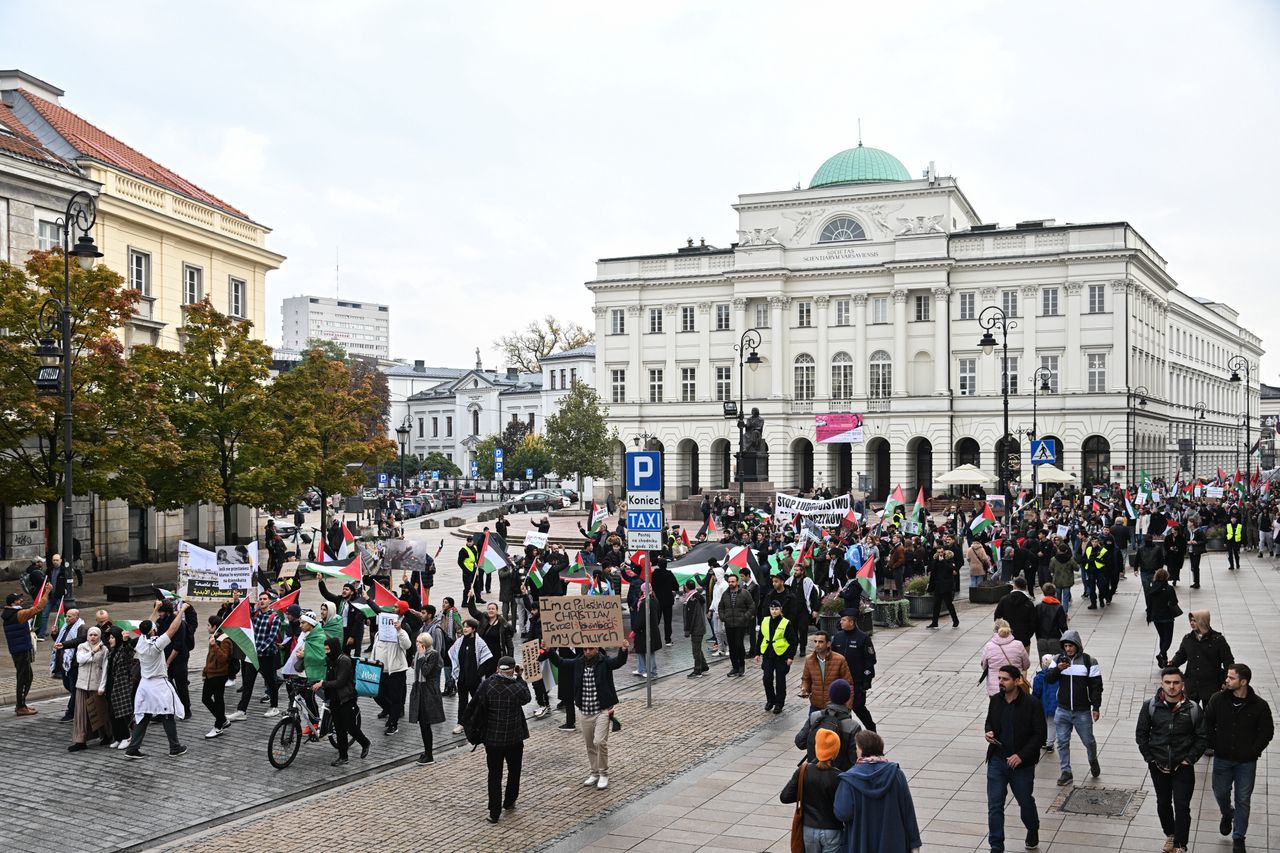 Szła ze skandalicznym transparentem. Tłumaczy się na nagraniu