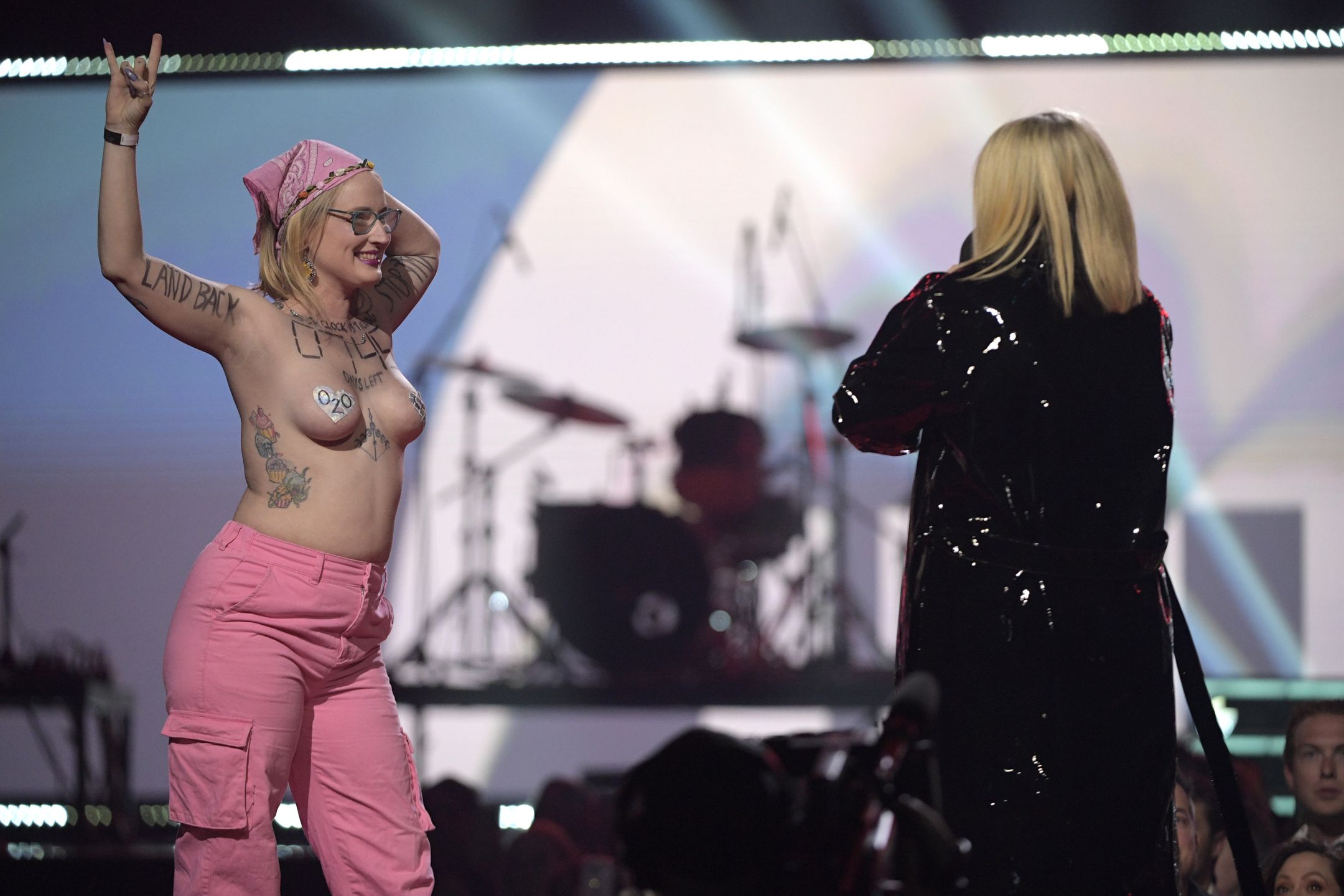 Półnaga aktywistka wtargnęła na scenę. Tak zareagowała Avril Lavigne