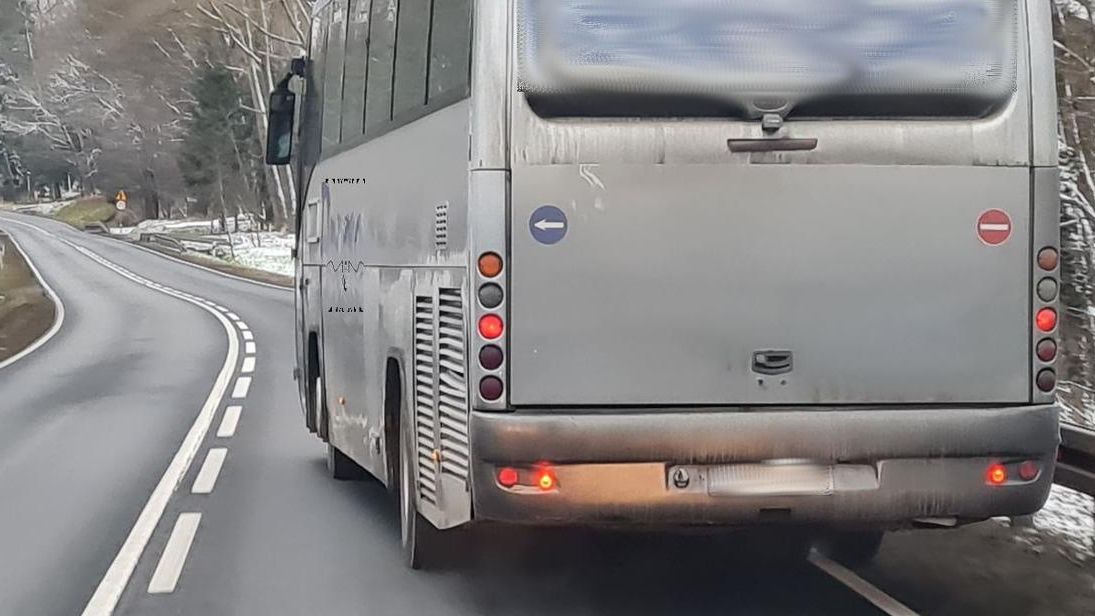 Autobus ledwo mieścił się w pasie