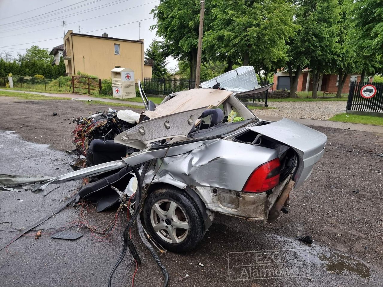 Makabryczny wypadek w Łodzi. Opel z wpadł w drzewa. Kierowca leżał kilkanaście metrów od auta