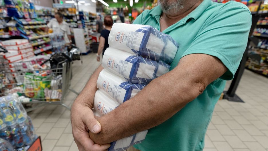 Braki i reglamentacja cukruFot. Karol Porwich/East News, Czestochowa, 23.07.2022. Ludzie masowo wykupuj? cukier, ktory znika do godziny po wystawieniu.Karol Porwich
