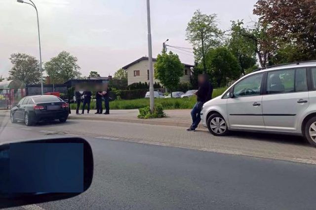 fot. nadesłane – Weronika  Jeden zatrzymał się przed światłami, drugi nie zdążył.
