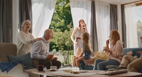 Rodzinne wyzwanie chrupania w kampanii Familijnych wafli Gofrowych