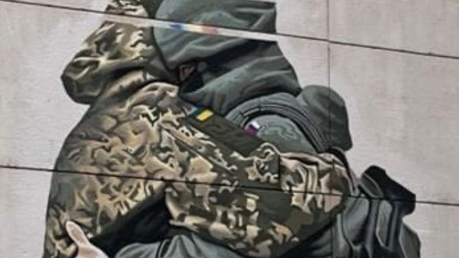 Mural przedstawiający braterski uścisk dwóch żołnierzy, ukraińskiego i rosyjskiego, uraził Ukrainę