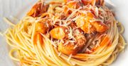 Aromatyczne spaghetti z kurczakiem curry, rodzynkami i mlekiem kokosowym
