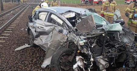 Zignorował znak STOP i zderzył się z lokomotywą. 37-latek trafił do szpitala