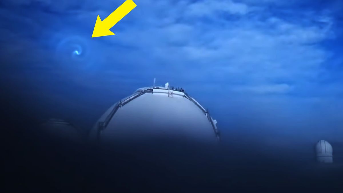 Dziwny wir na niebie. Kamera ujęła jak przemieszcza się wśród chmur 1