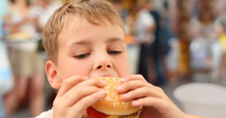 Dlaczego reklamy fast foodów są niebezpieczne dla dzieci?