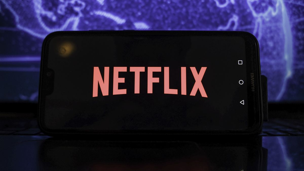 POLAND - 2022/01/21: In this photo illustration, a Netflix logo is displayed on a smartphone screen. (Photo Illustration by Omar Marques/SOPA Images/LightRocket via Getty Images)