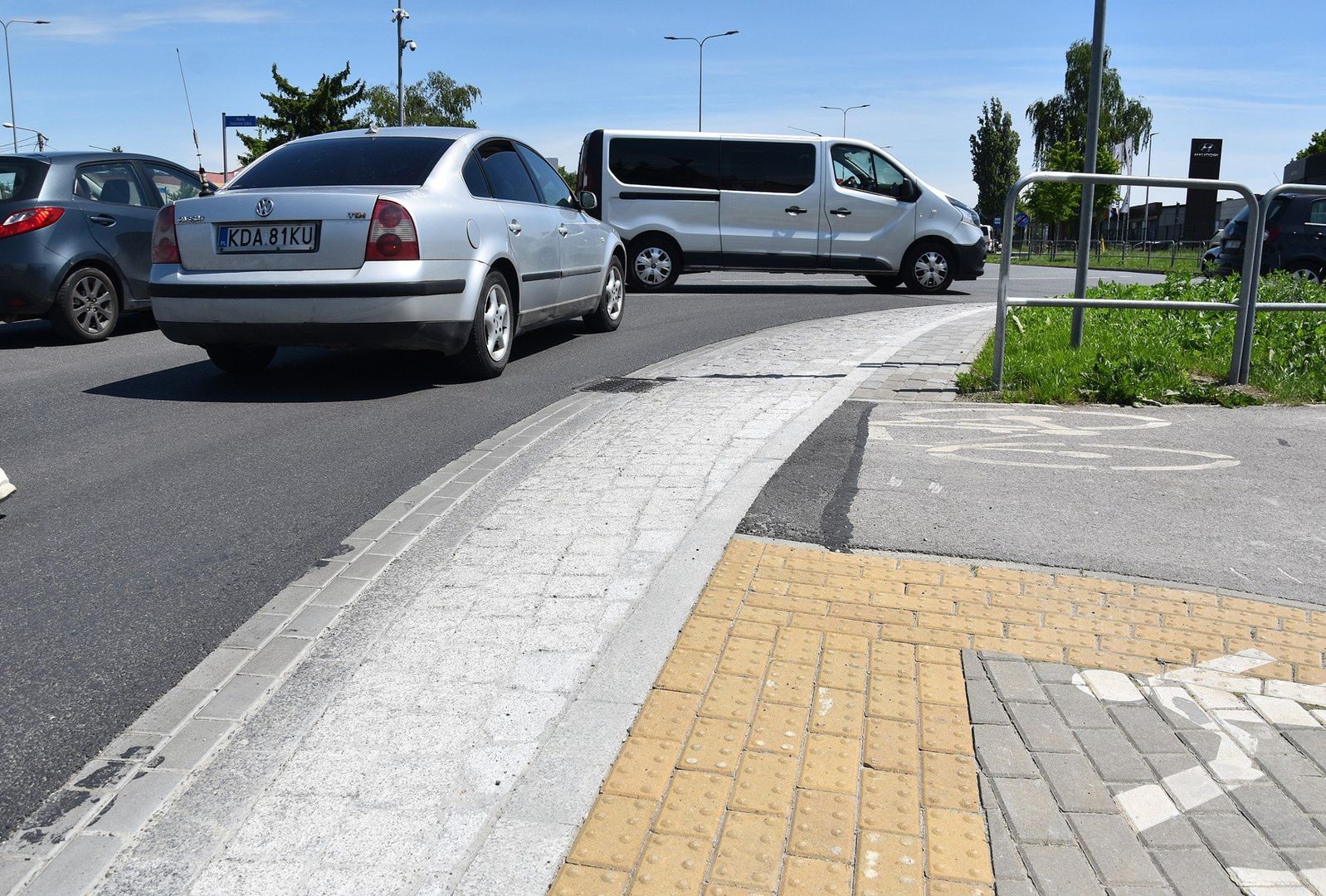 Rondo na ulicy Lwowskiej w Tarnowie. Poszerzono skosy na wlotach od strony wschodniej i zachodniej, przesuwając krawężniki i utwardzając nowe, wyniesione powierzchnie z kostki granitowej