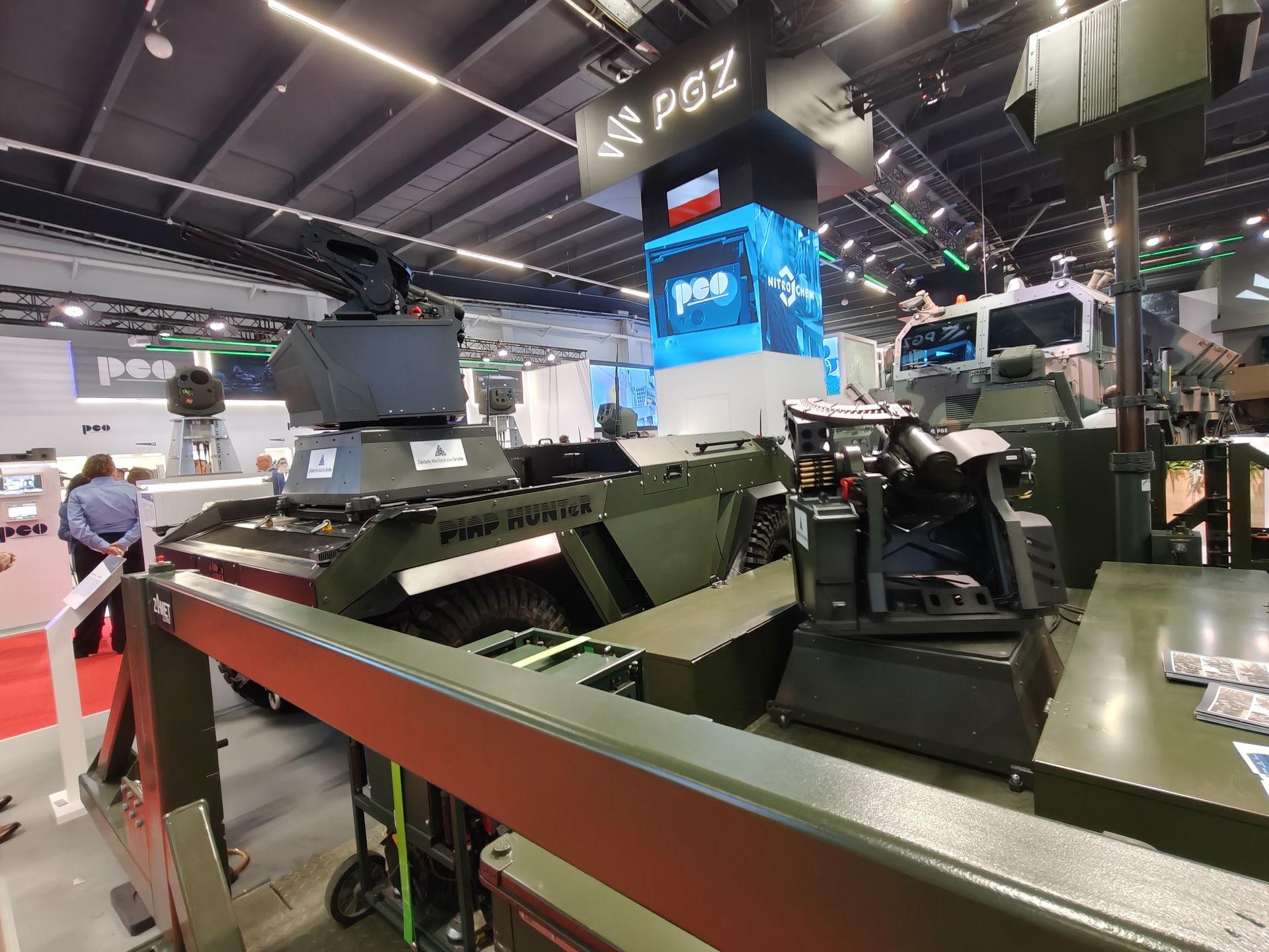 WLKM 12,7 na podwoziu kołowym i wersji stacjonarnej.