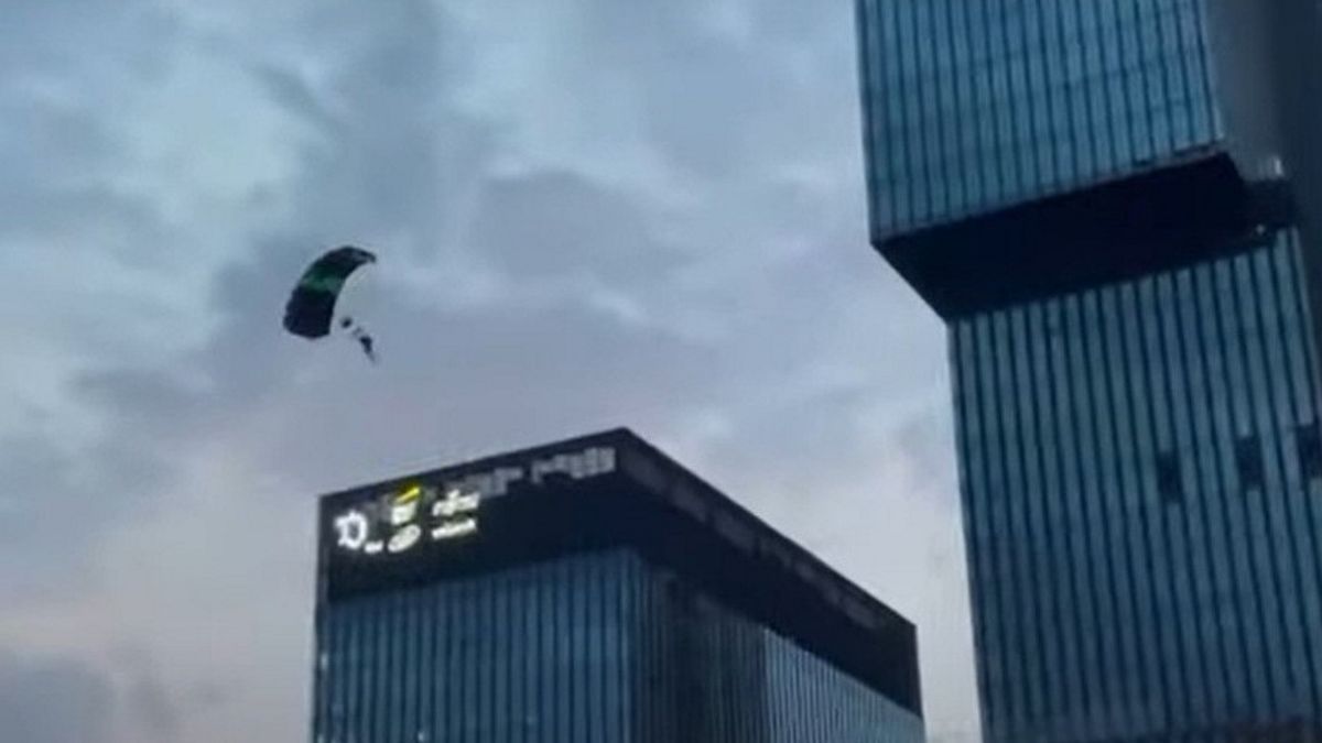 Dwie osoby skoczyły ze spadochronem z najwyższego budynku w Katowicach, biurowca KTW II. 