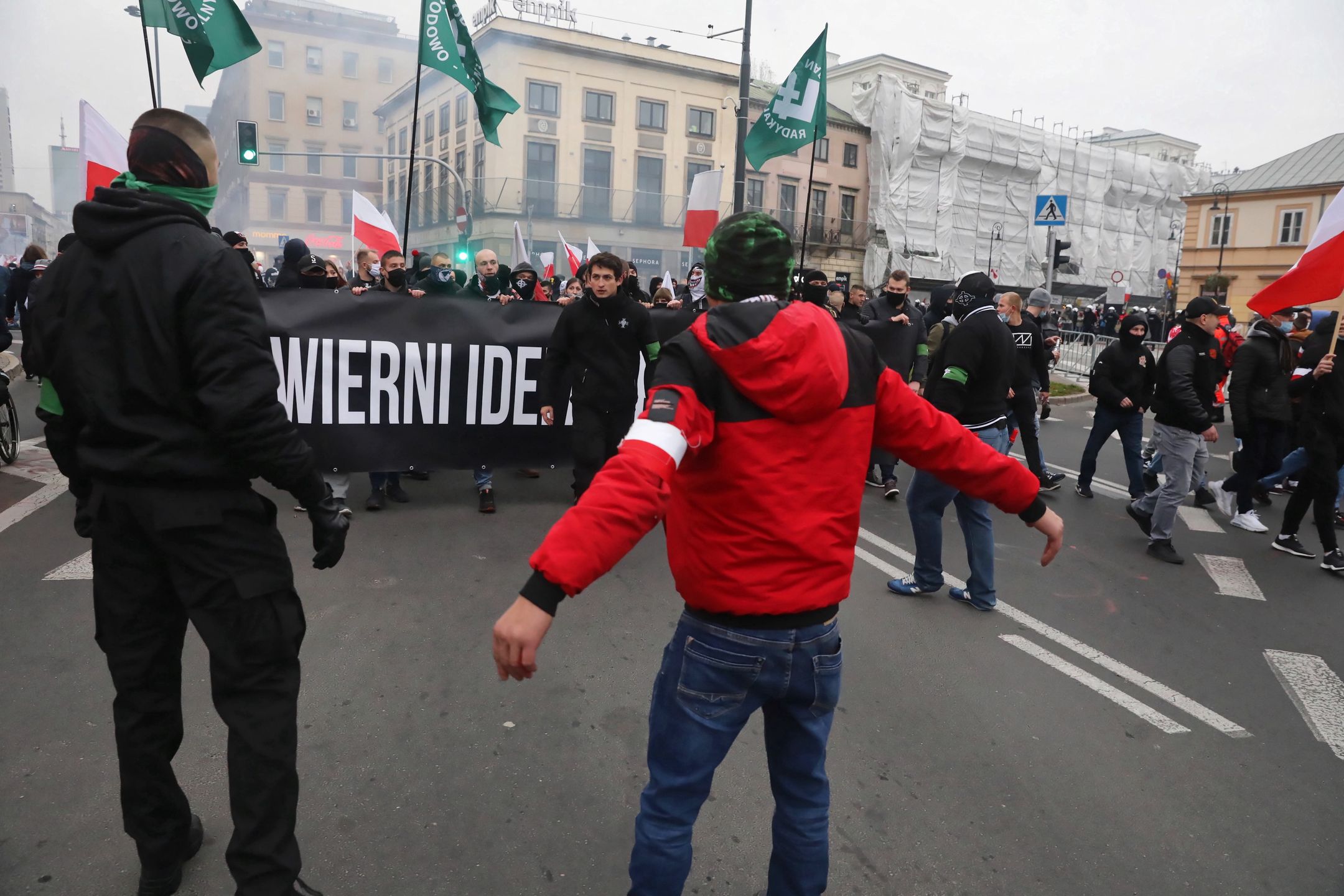 Warszawa, 11.11.2020. Uczestnicy Marszu Niepodległości w Warszawie, 11 bm. Tegoroczny Marsz Niepodległości odbywa się pod hasłem "Nasza cywilizacja, nasze zasady". Ze względu na sytuację epidemicznš manifestacja miała odbywać się w formie "rajdu", ale uczestniczš w niej także piesi. (mr) PAP/Tomasz Gzell