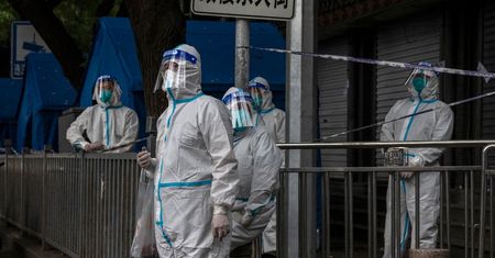 Koronawirus w ponownym natarciu. Miliony osób w lockdownie. To wpłynie na świat