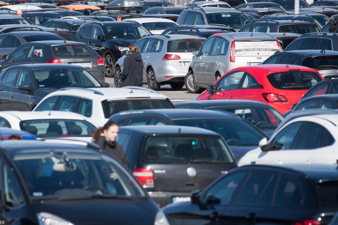 Parkingi przy szpitalach i centrach handlowych pod lupą. Jest 820 tys. zł kary