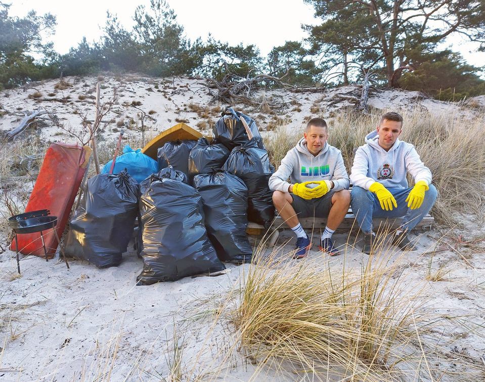 Jakub i Dawid posprzątali plażę między Helem a Juratą. Internauci zachwyceni