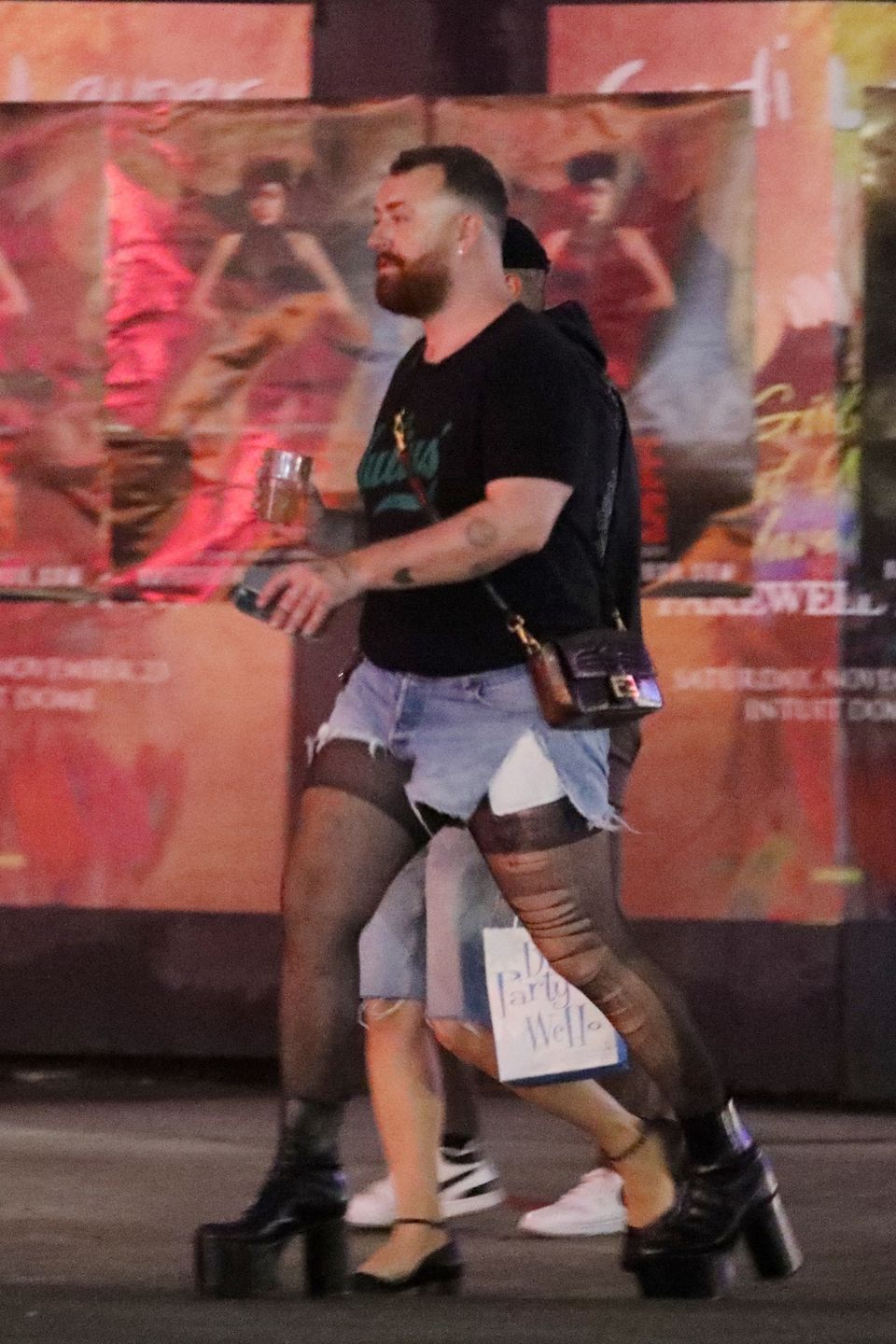 Sam Smith imprezuje w butach na ultrawysokiej platformie