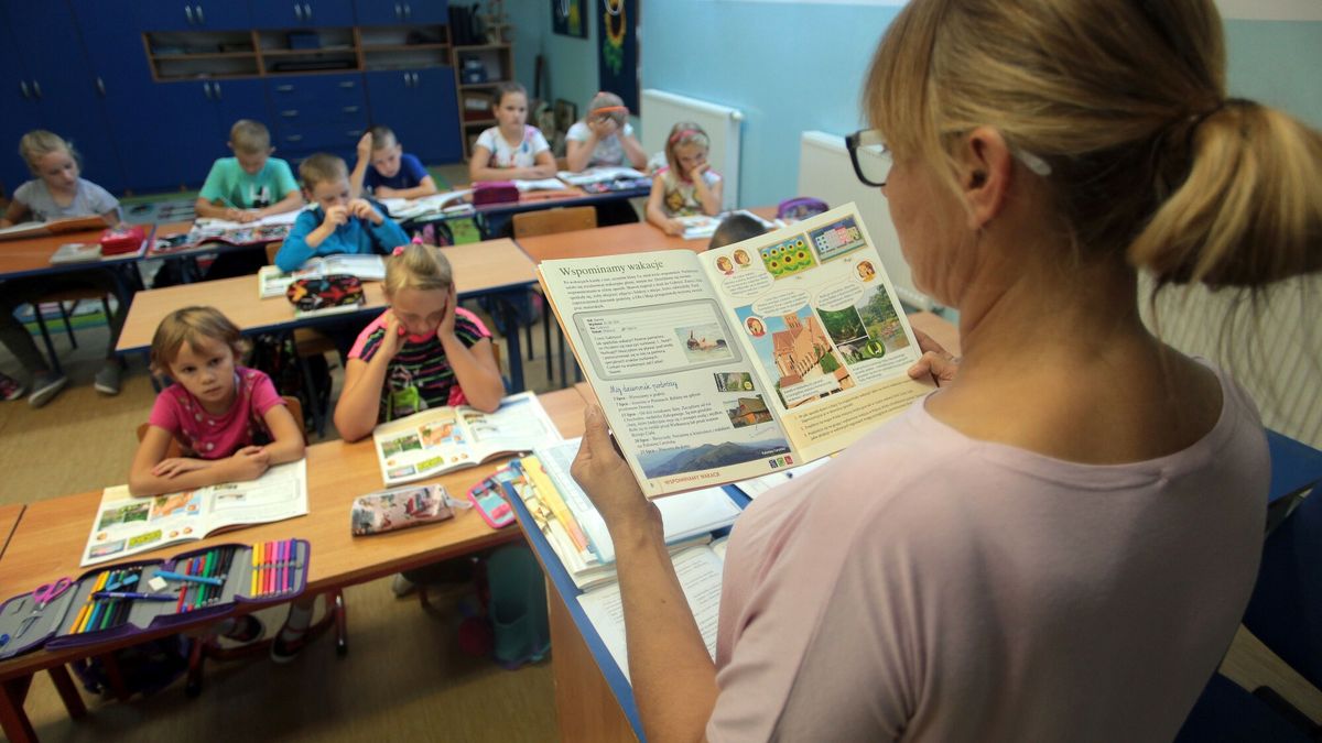 Zaj?cia szkolne w szkole podstawowej.
fot. Piotr Mecik/East News  Studzianki,  06.09.2016 Szkola Podstawowa w Studziankach N/Z Lekcja w klasie 1-3.
Piotr Mecik