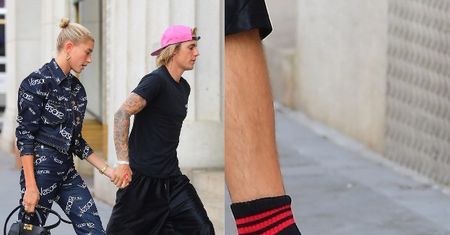 Bieber w kapciach prowadzi dziewczynę na zakupy