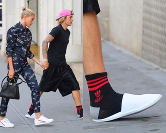Bieber w kapciach prowadzi dziewczynę na zakupy