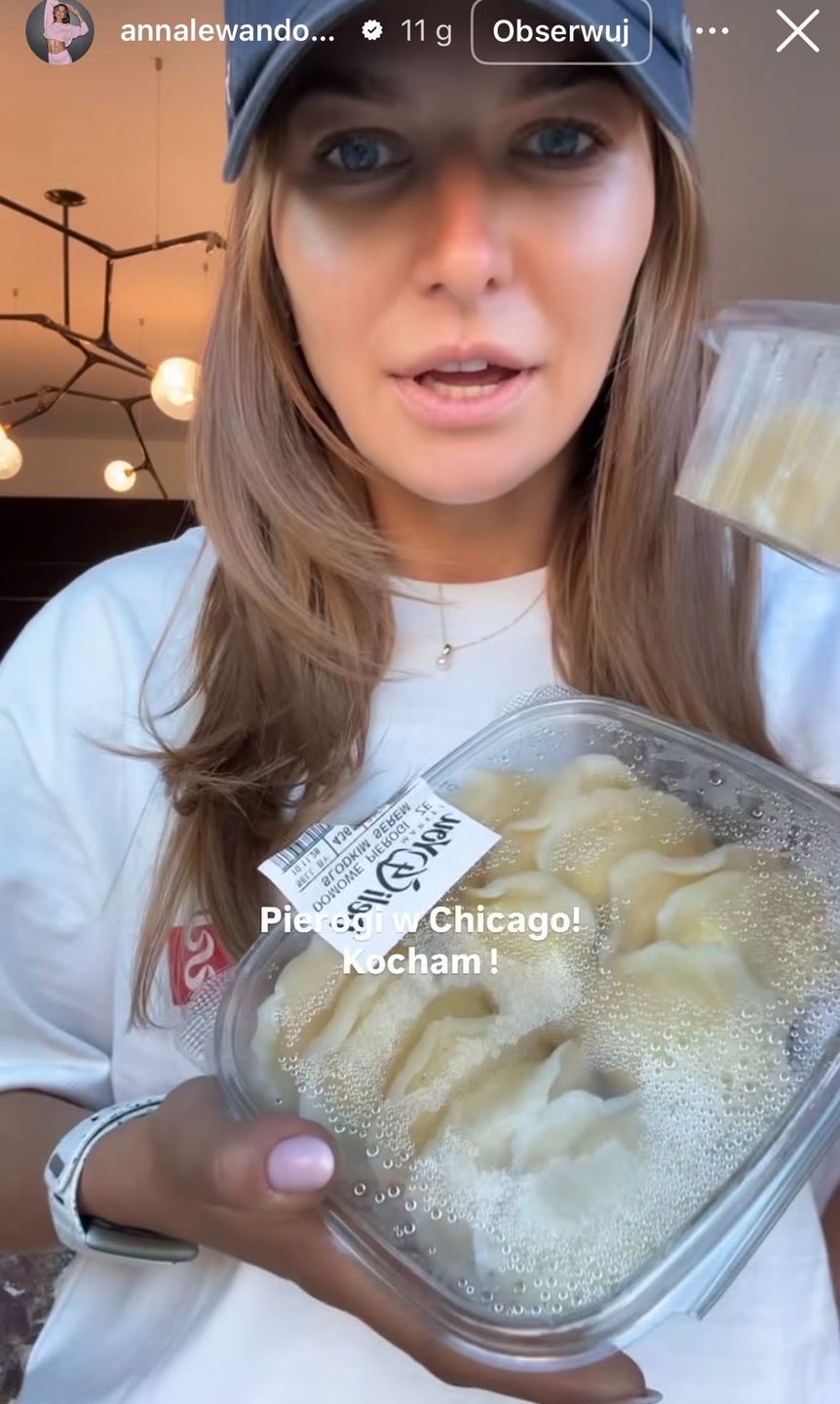 Anna Lewandowska zajada pierogi