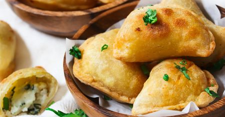 Pieczone pierogi, które biją na głowę klasyczne. Teściowa po pierwszym gryzie zapytała o przepis
