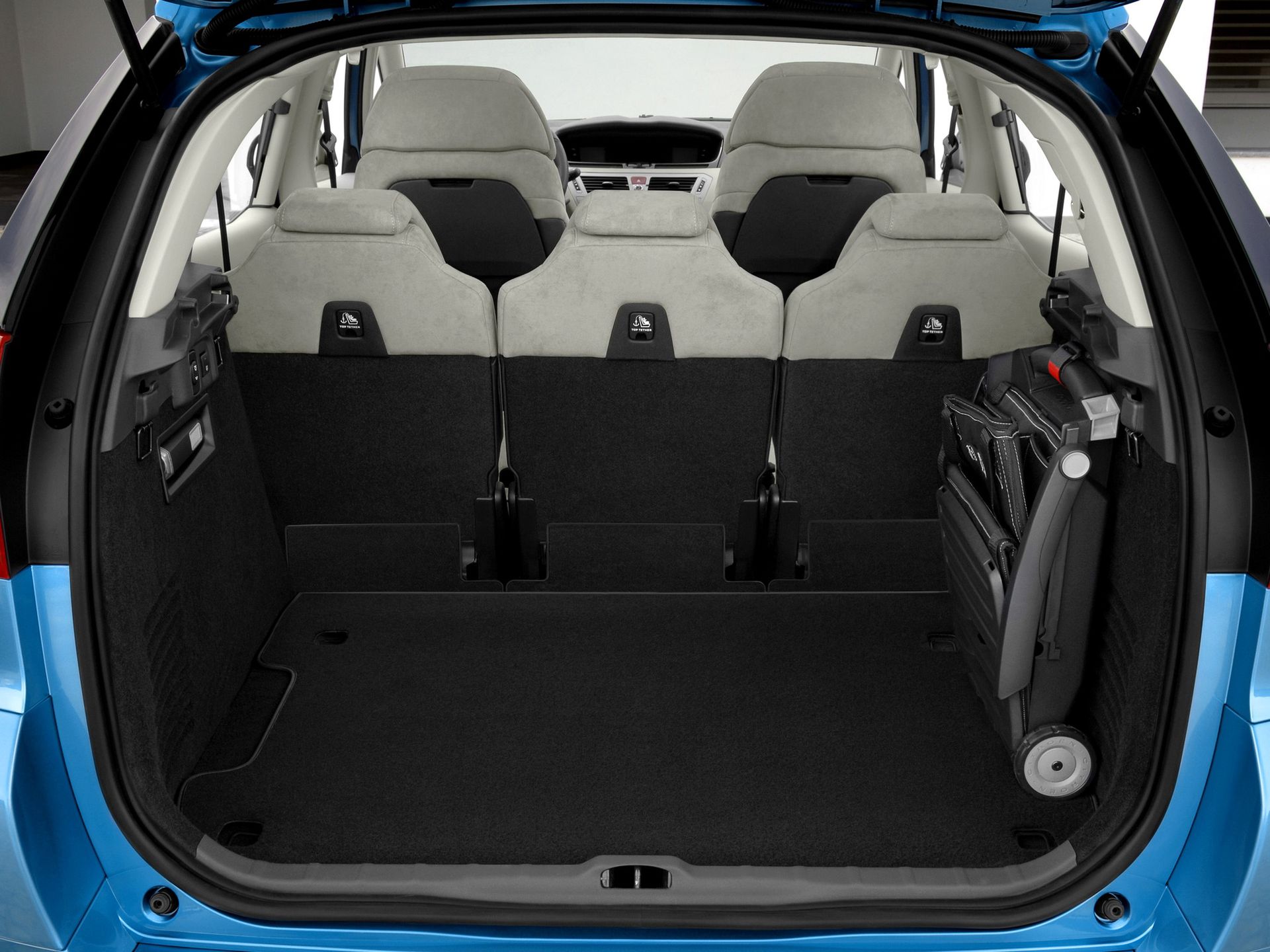 Citroen C4 Picasso - już z tego zdjęcia można wywnioskować, że prawdopodobnie auto ma trzy isofixy, bo widać trzy zaczepy Top Tether. Niestety nie jest to reguła. 