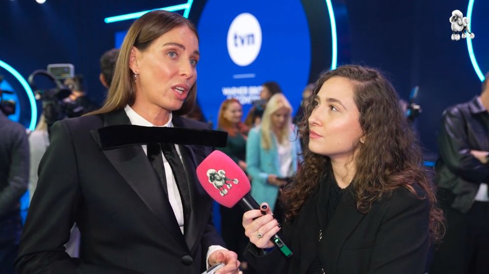 Lidia Kazen przed mikrofonem Pudelka