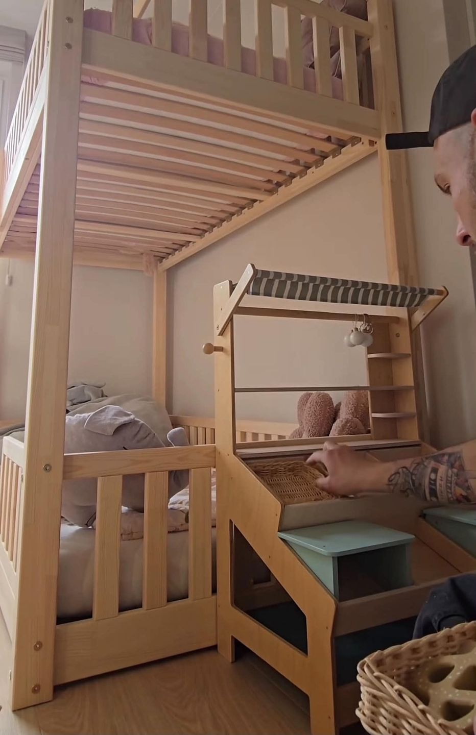 Maciej Pela urządził w nowym mieszkaniu pokój córek