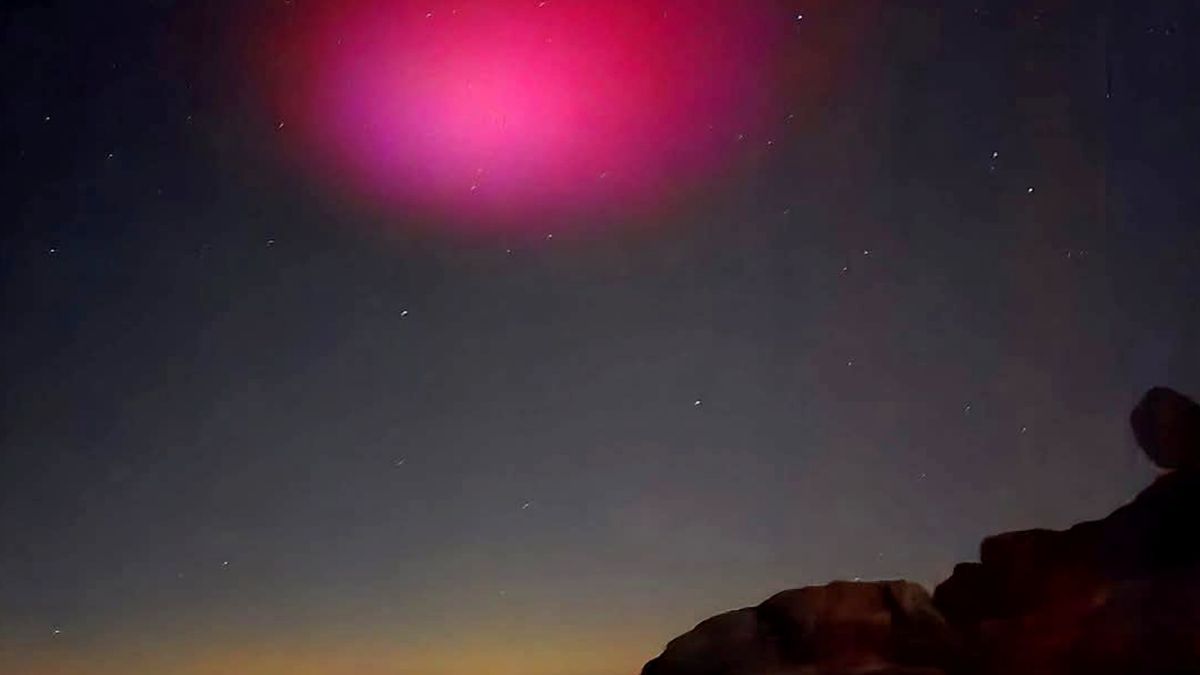 Tajemnicza kula w niespotykanym kolorze widoczna była nad górami