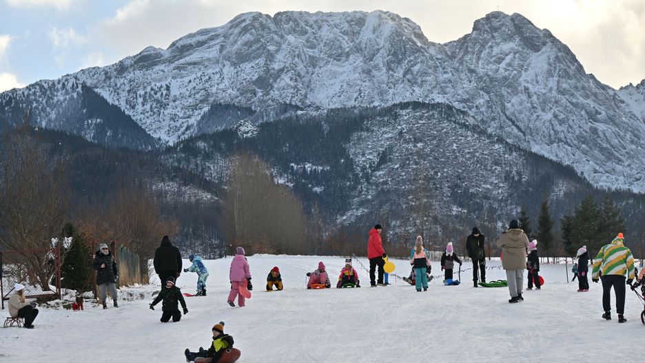 Zacz??y si? ferie
Fot. Pawel Murzyn/East News,  15.01.2024. Zakopane,  ferie zimowe ruszyly na calego, pociagi pelne turystow, kazdy nawet najmniejszy stoczek znajduje swoich amatorow a zima jest pelna uroku, jedynie w gorach trzeba mocno uwazac.
Pawel Murzyn
