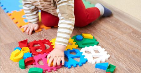 Zabawki edukacyjne kontra ekran – co lepiej stymuluje mózg dziecka?