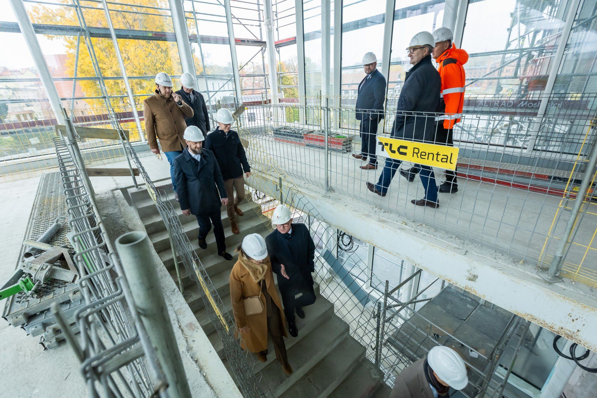 W spacerze po placu budowy przy Operze Nova uczestniczyli goście XVIII Kujawsko-Pomorskiego Forum Samorządowego.