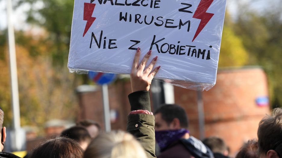 Warszawa, 24.10.2020. Protest przeciwko zaostrzeniu prawa aborcyjnego, 24 bm. przed siedzibš Prawa i Sprawiedliwości w Warszawie. W czwartek Trybunał Konstytucyjny orzekł, że aborcja w przypadku ciężkiego i nieodwracalnego upośledzenia płodu lub jego nieuleczalnej choroby zagrażajšcej życiu jest niezgodna z Konstytucjš RP. Zgromadzeni zapowiadajš kontynuację protestów. (sko) PAP/Piotr Nowak