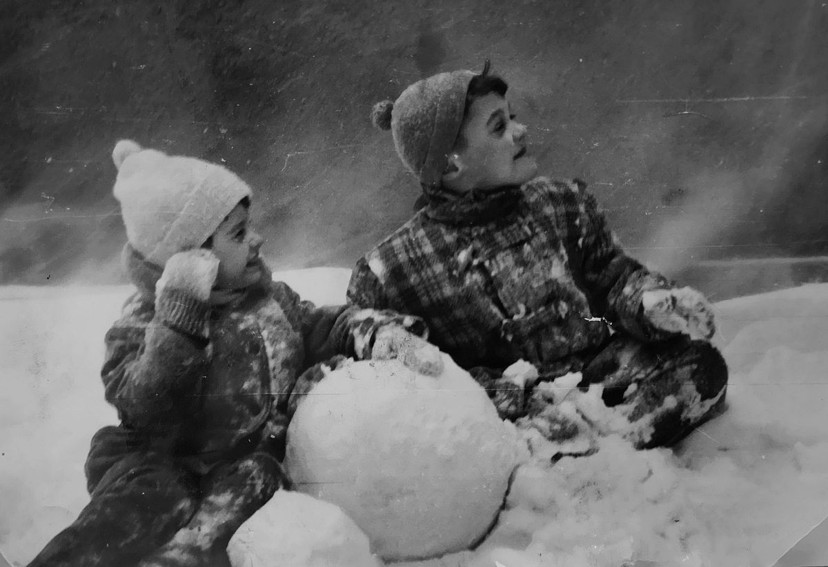 Dawniej dzieci spędzały na śniegu kilka godzin dziennie - pamiątka z rodzinnego albumu autorki