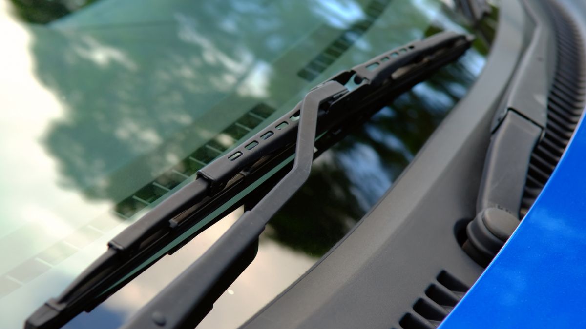 Do czego służą czarne kropki na szybie samochodu?