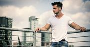 Sportowa elegancja i biały T-shirt męski w roli głównej - poznaj trendy na wiosnę 2022