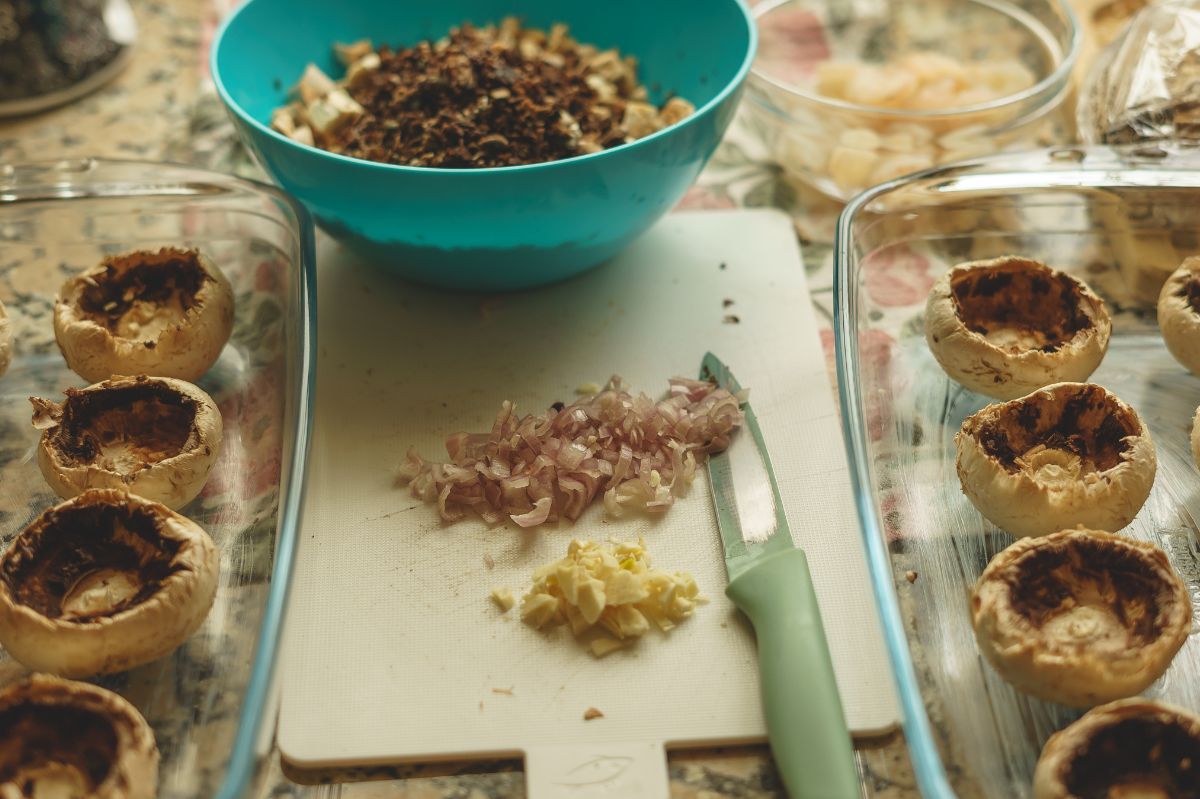 Smakują genialnie. Każdy pokocha ten prosty pomysł na pieczarki faszerowane