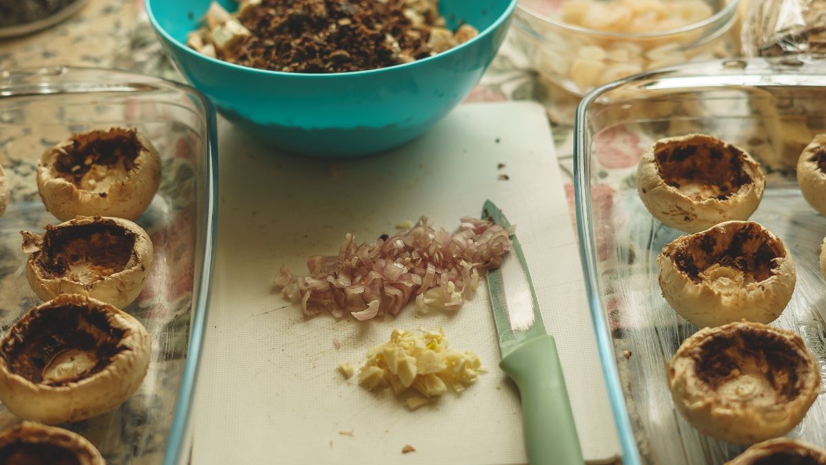 Jak zrobić faszerowane pieczarki na grill?