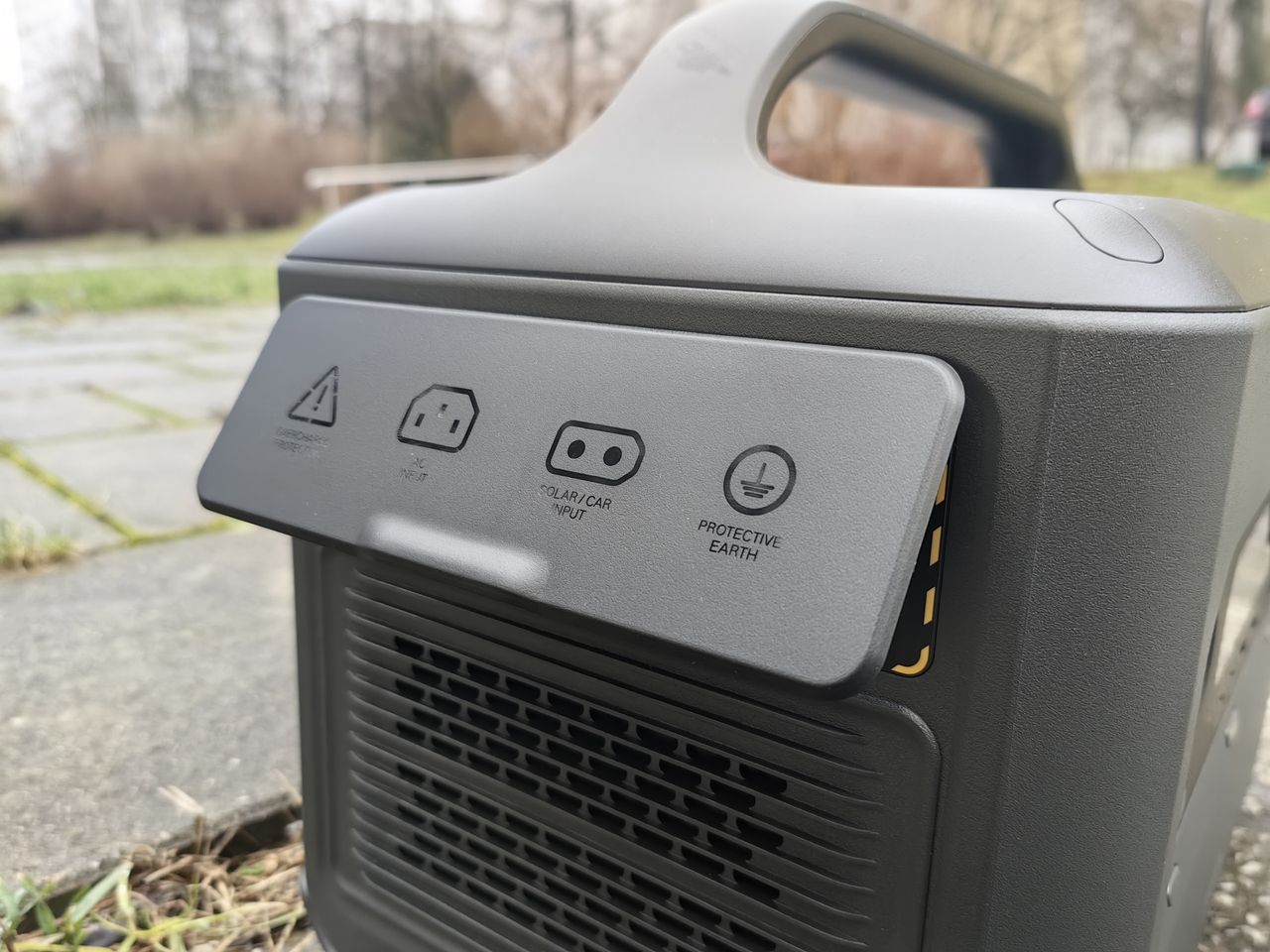 Ugreen PowerRoam 15054 GS1200 - porty zasilania ukryte pod klapką