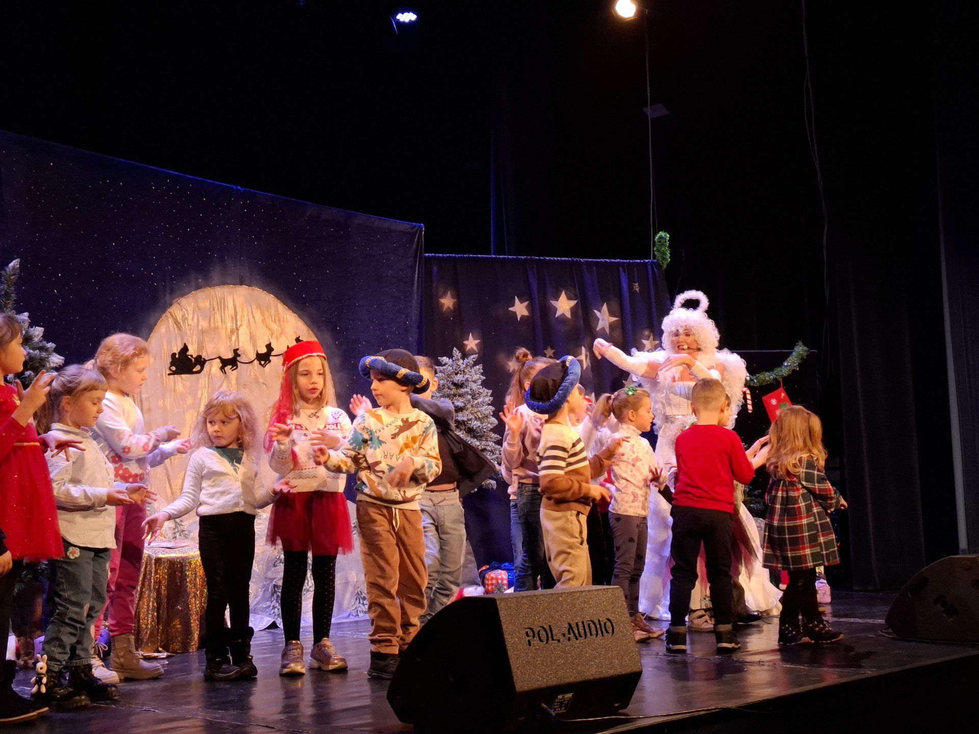 Dzieci chętnie garnęły się do pomocy aniołowi i wchodziły na scenę.