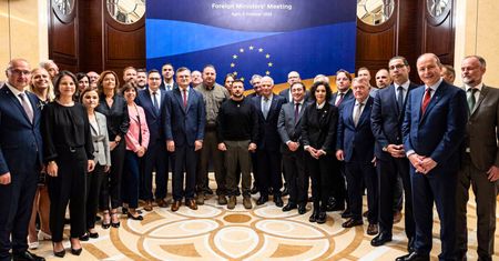 "Historyczny szczyt" bez Polski. Jednoznaczny komentarz: "Powinien być minister"