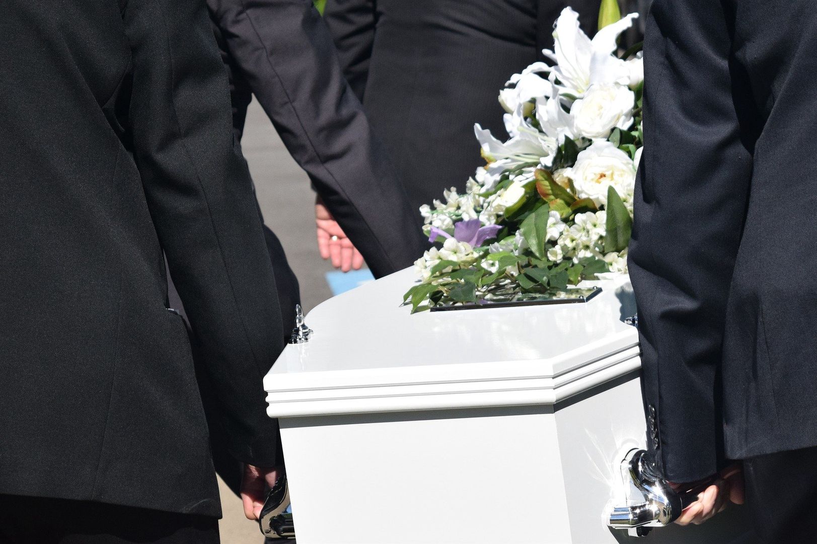 Skandal na pogrzebie. Widząc, co robi kobieta, żałobnicy wezwali policję