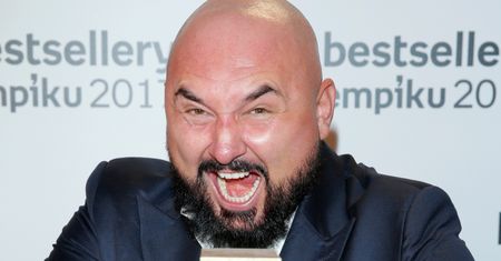 Patryk Vega pokazał plakat FILMOWEJ AUTOBIOGRAFII! Grozi "całą prawdą" i to "BEZ CENZURY"... Jesteście na to gotowi?
